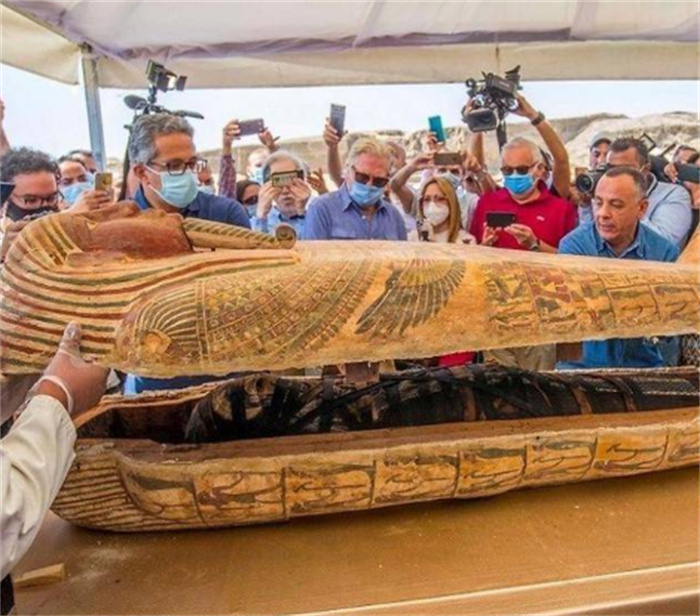 埃及老人发现木乃伊 来自于2500多年前（埃及木乃伊）