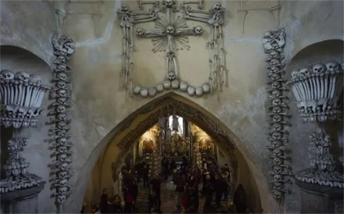 世界上最“诡谲”的教堂，当地人都想死里面，地下室令人不安
