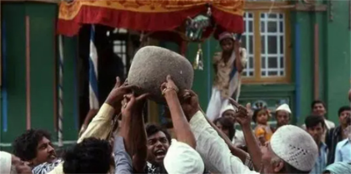 印度神石：90公斤重  几个壮汉抬不起  信徒用食指就举过头顶