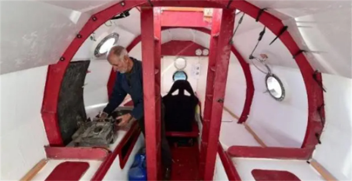 70岁老汉自制漂流桶  计划横渡大西洋  已开始史诗级旅行2天