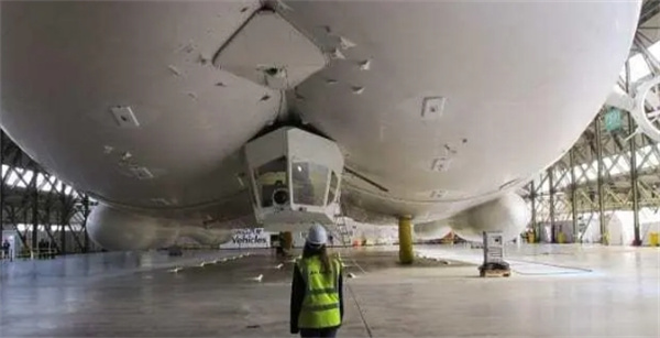 世界上最大的飞行器即将飞行，就像一座移动的豪华酒吧