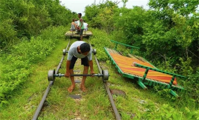 柬埔寨竹子火车速度50公里/小时？神奇的制作方法揭密！