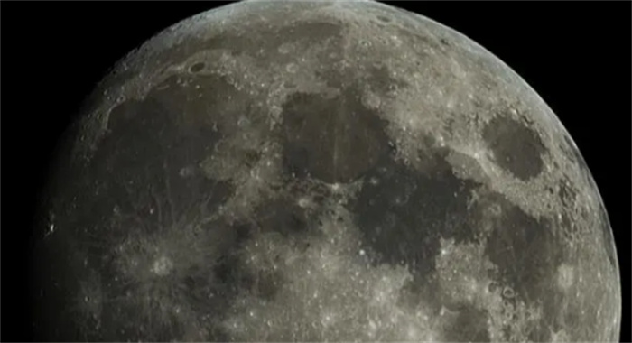 月球正以每年3.8厘米的速度远离地球  原因是什么