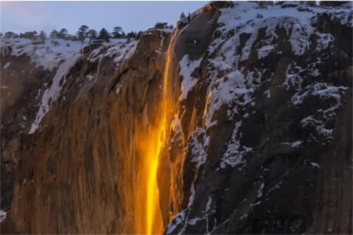 梦幻的火瀑布 如同一弯五彩熔岩从九天滑落 幸运者才能看到