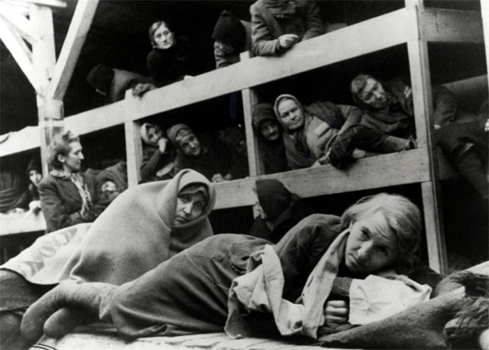 二战时期的犹太女人 穿衣服都是奢望（集中营）