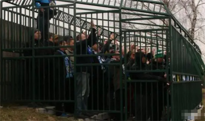 旅游趣闻：滑稽的人类动物园，球迷被关在铁笼子中观看比赛