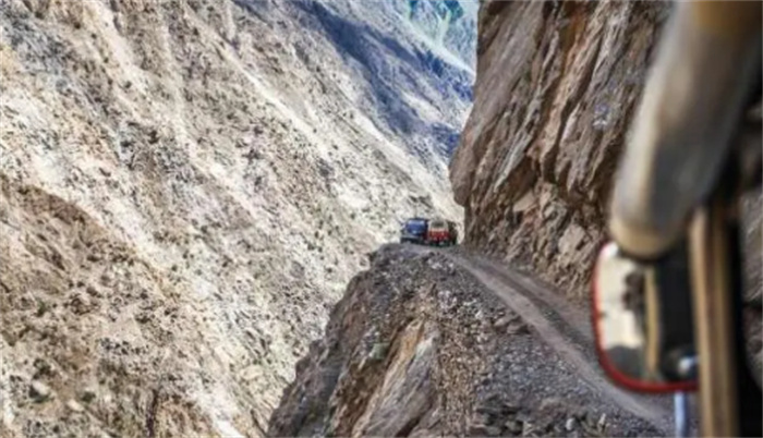 世界上最危险的“地狱之路”：驾驶者如履薄冰  乘坐者瑟瑟发抖