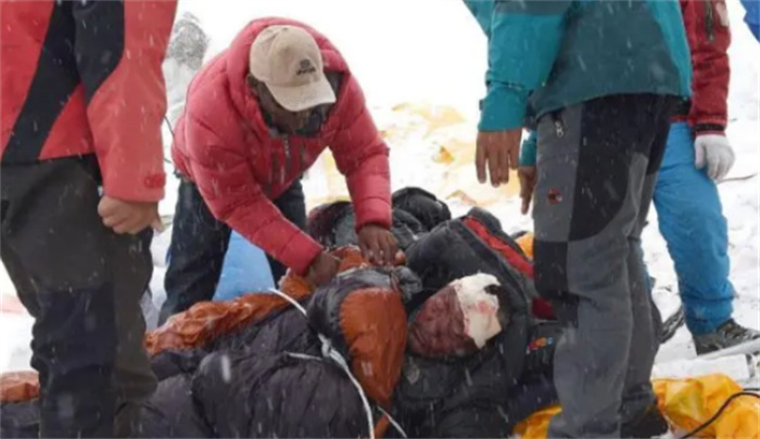 珠峰再现悲剧  又有1人遇难  至少4人死于峰顶“长龙”
