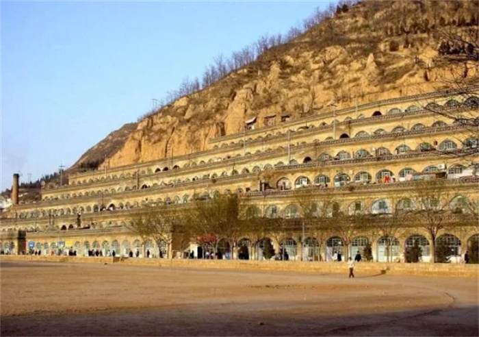 中国最个性的大学宿舍，山坡上挖了268个窑洞，现成网红景点