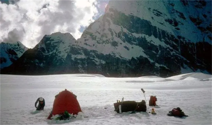 珠穆朗玛峰积雪融化  露出一道裂缝  缝隙中冰封物体让人泪目