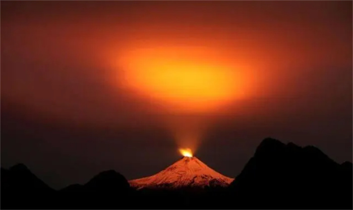火山旅游风靡全球：熔岩猎人带你飞跃喷发火山  实在是太刺激