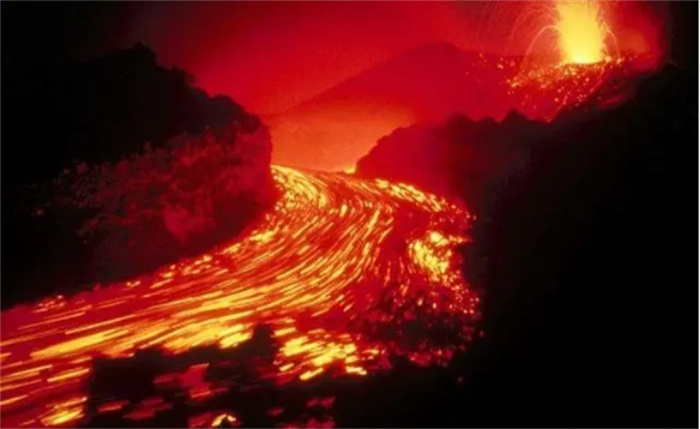 火山旅游风靡全球：熔岩猎人带你飞跃喷发火山  实在是太刺激