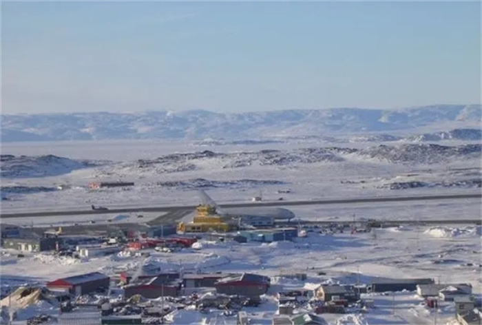 加拿大男子坐错航班，不小心飞往北极，“获赔”了一名空姐