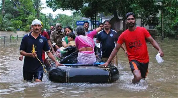 印度喀拉拉邦遭遇特大洪水袭击  86死60000人撤离  好像洪水灭世