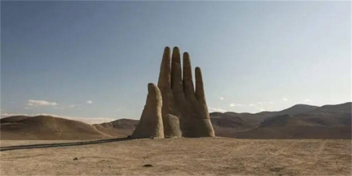 智利沙漠出现神秘巨手，引无数游客合影，原来是“如来神掌”