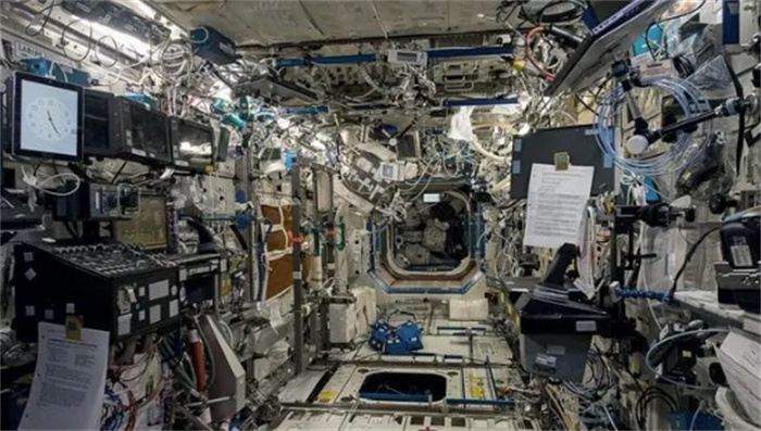 宇航员被迫睡在一起，美媒：垃圾堆！中国空间站像苹果专卖店