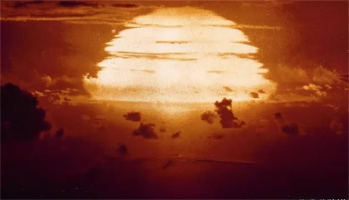 二战广岛原子弹，从投放到爆炸仅43秒，投弹美军轰炸机如何逃生？