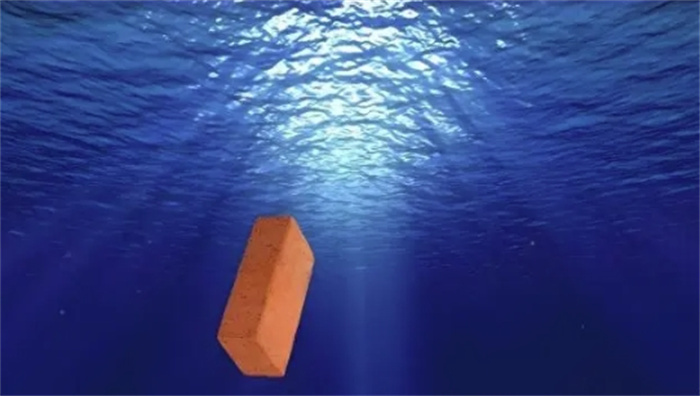 砖头的马里亚纳海沟游历记，根本无法沉底，一瞬间便会被海水压碎