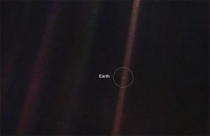 人类有多渺小？已飞235亿公里的飞船，从太空拍摄的照片让人深思
