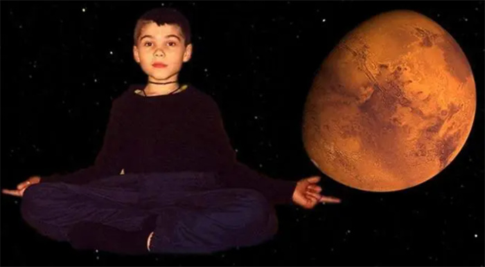 曾预言世界灾难的“火星男孩”  已经27岁了  他的预言成真了吗
