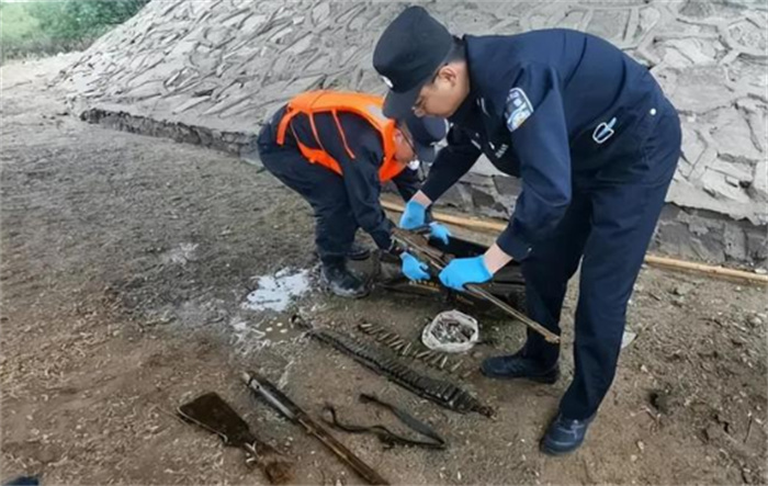 警方为寻找线索 抽干河水抓住凶手（蛛丝马迹）