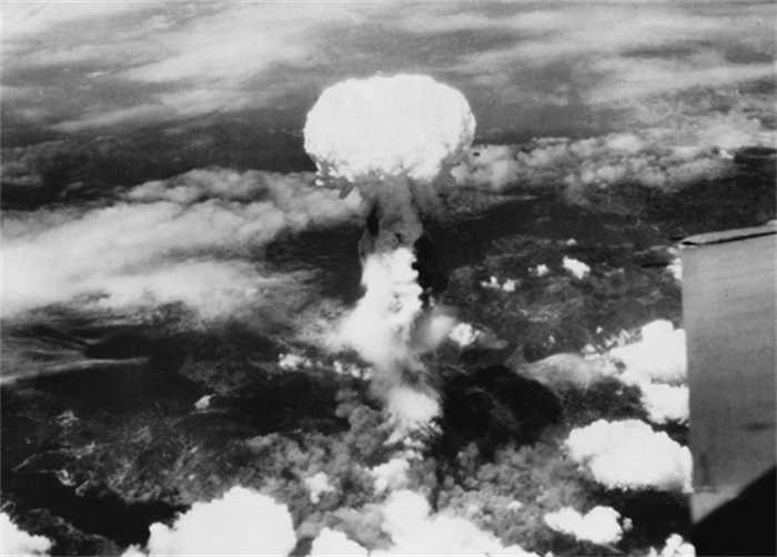 向日本投放两颗原子弹 成为日本投降关键（原子弹爆炸）