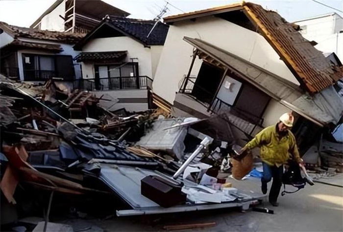 日本强震：火燃12小时房屋夷为平地 伤亡情况怎样