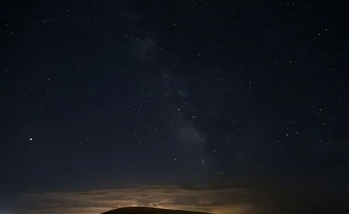 夜空为什么是黑的呢（空间稀薄 没法反射光线）