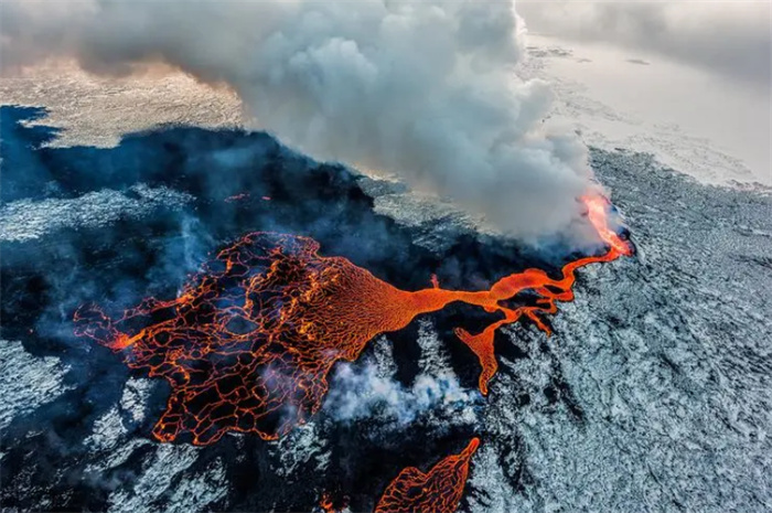 冰岛火山持续爆发的原因是什么（地理上的过热点）