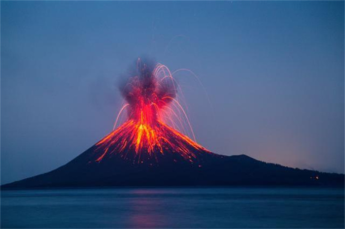 什么原因会导致火山喷发（地下压力大）