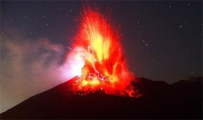 什么原因会导致火山喷发（地下压力大）