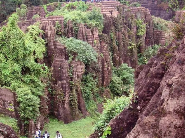 红石林地貌怎样形成的（海底沉积地壳运动）