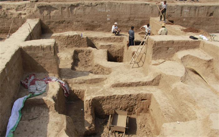 江西村庄找到古墓群 发现47口棺材（陪葬女性）