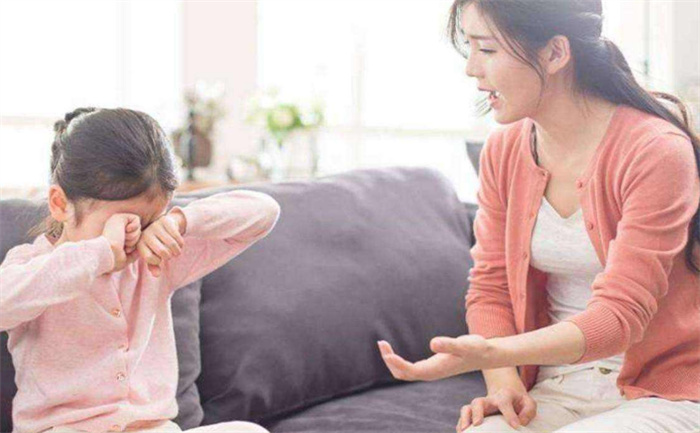 女子带孩子饭店吃饭 最后丢下头发要求退款（父母言行）