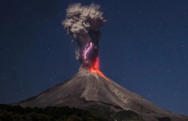 为什么很多火山喷发的时候会带有红色的闪电呢（摩擦产生静电）
