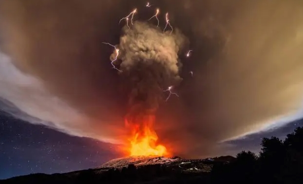 为什么很多火山喷发的时候会带有红色的闪电呢（摩擦产生静电）