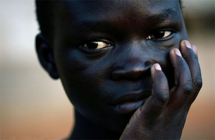 美国和非洲的黑人比起来 为何肤色浅很多（黑人肤色）