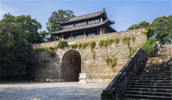 孙权为何没有将都城建家乡（战略意义和政治考虑）