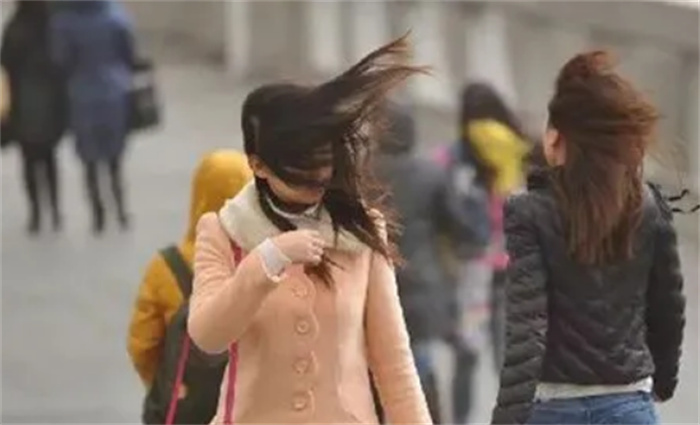 女子出行遇新疆14级大风 大风天气出行要注意什么