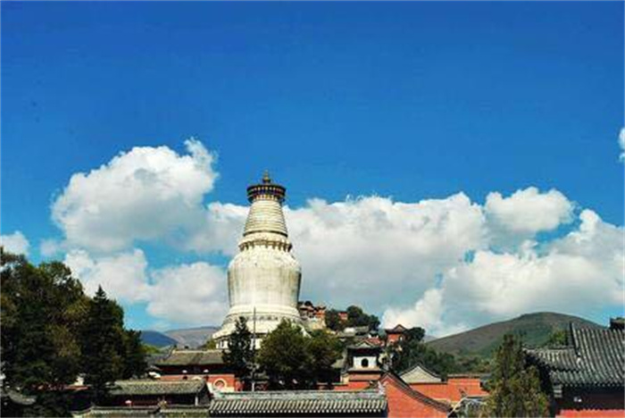 小伙在五台山边祈福边刮彩票 刮彩票要注意什么