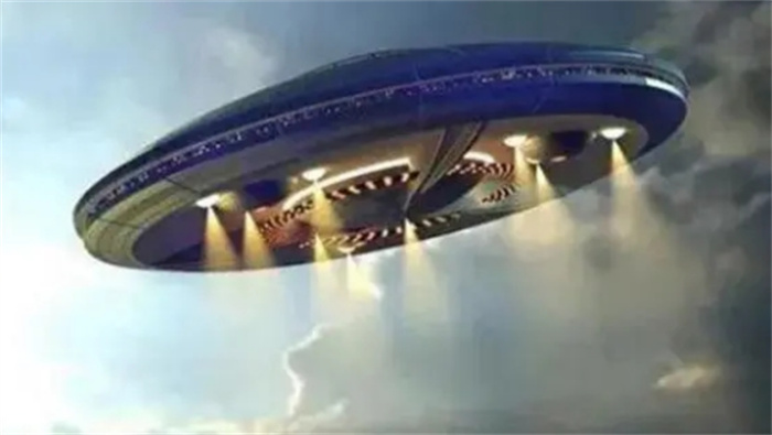 上海上空区域出现巨型UFO航母