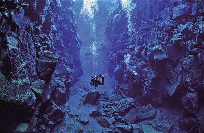 地球上最深的海洋有多深（马里亚纳海沟）