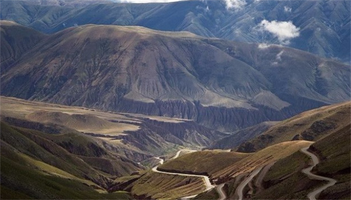 最长的陆上山脉 安第斯山脉（长7,500公里）