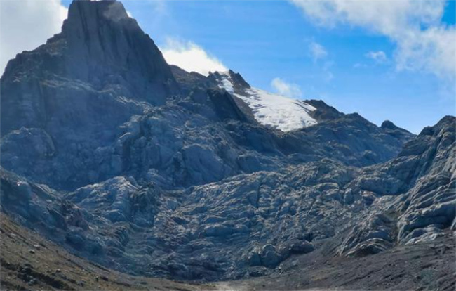 最高的岛上山峰查亚峰海拔是多少（海拔5,030米）