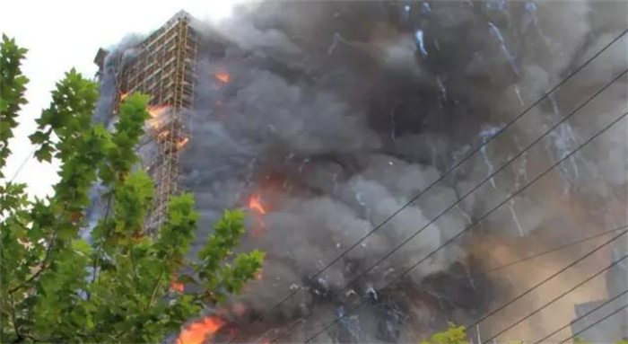 重庆一大楼火灾致伤亡不实 现场无人员伤亡