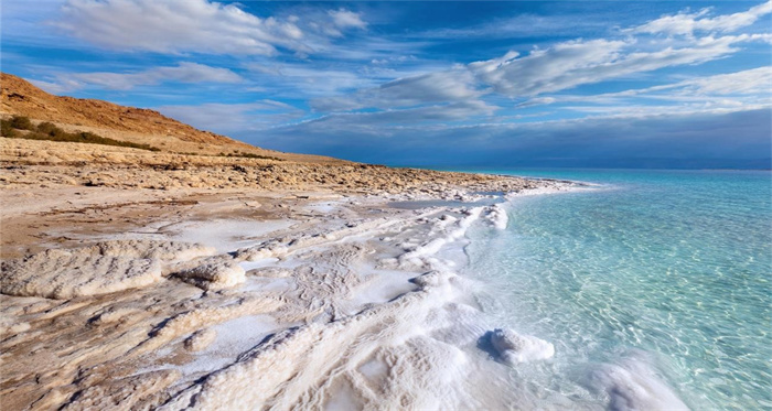 世界陆地的最低点：死海（海拔-422米）