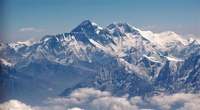 世界陆地的最高点：珠穆朗玛峰（海拔8848.86米）