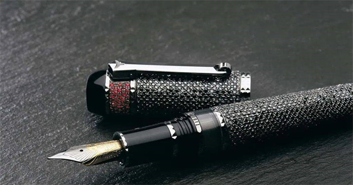 世界上最贵的钢笔 价值1.15亿元人民币（奥罗拉钻石钢笔）