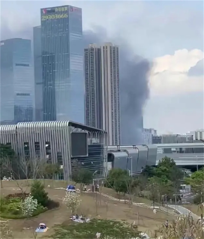 深圳龙华一大厦发生火灾