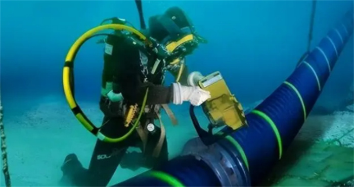 深海光缆该怎么维护保养（用保护罩保护起焊接部分）